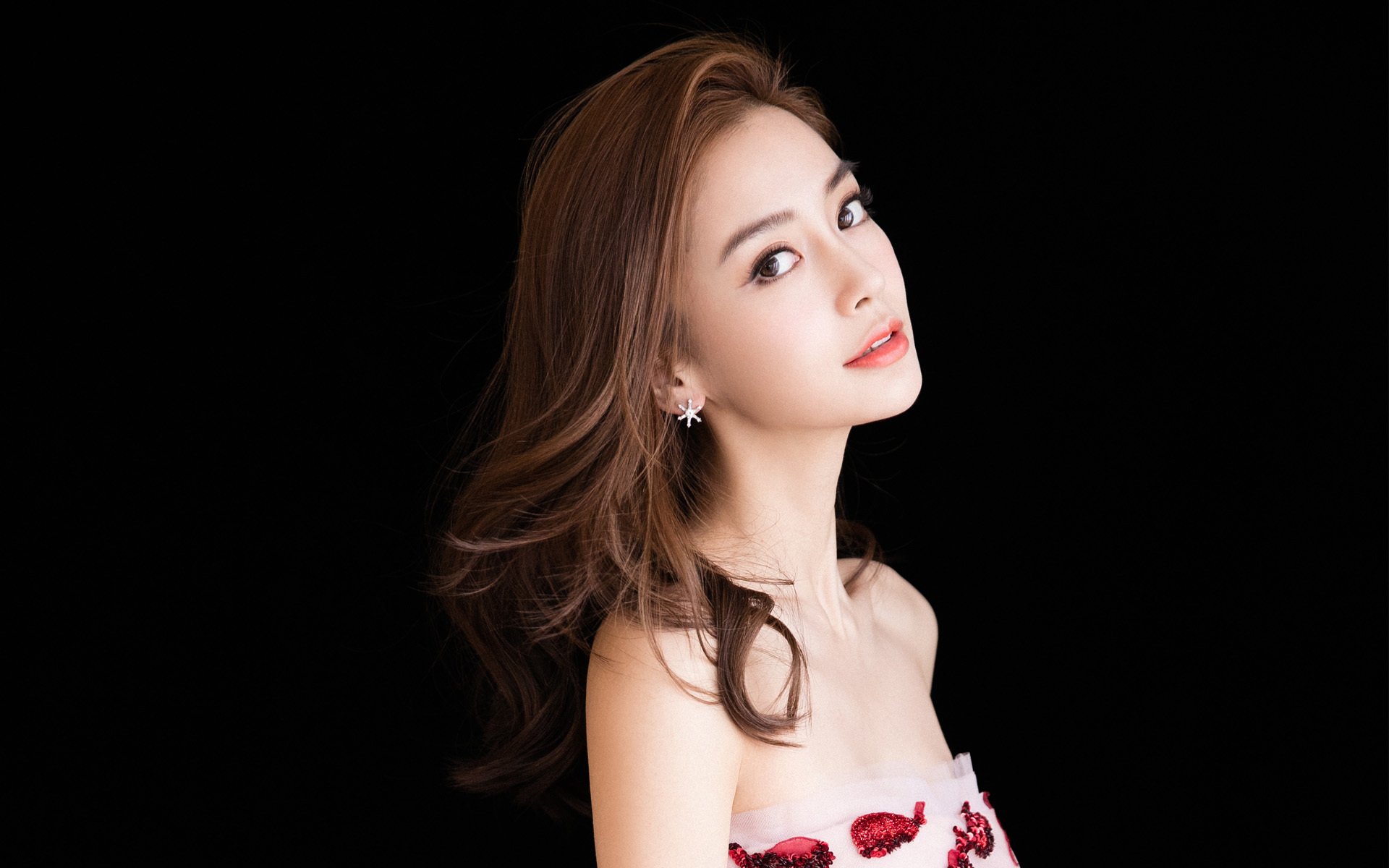 米兰体育-英雄联盟选手在比赛中临危不乱展现强心脏，英雄联盟选手ziv